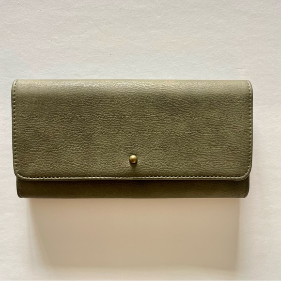 Universal Thread Wallet.Never used. Small Flaw from storage.See pics 4 flaw/meas - Picture 1 of 9